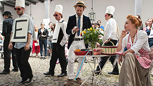 Studierende führen ein Theaterstück auf.