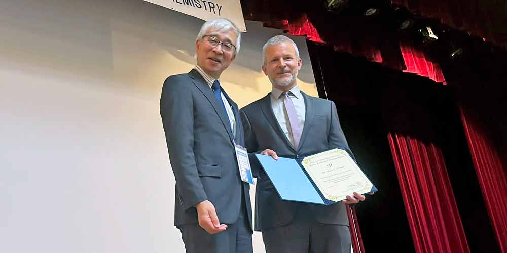 Oliver Wenger erhält Honda-Fujishima Lectureship Award