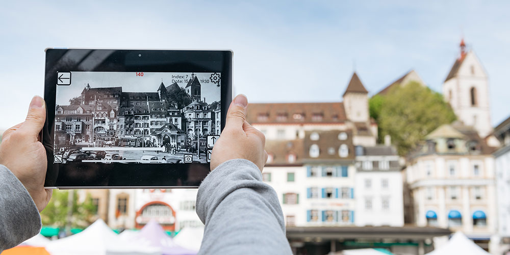 Blick in die Vergangenheit: Mit standortbezogenen Abfragen bringt die GoFind!-App historische Aufnahmen auf mobile Geräte. (Foto: Universität Basel, Oliver Hochstrasser)