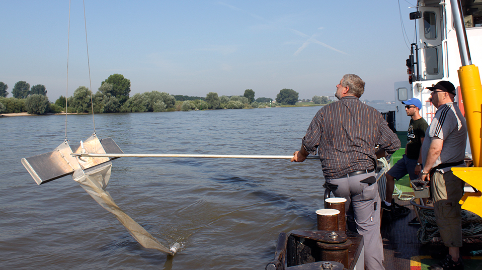 Probeentnahme im Niederrhein bei Rees: Das Fanggerät (Manta Trawl) hängt von einem Bordkran seitlich im Fluss, um dem Bugwellenschlag und den Wasserverwirbelungen auszuweichen. (Foto: Universität Basel, Pascal Blarer)