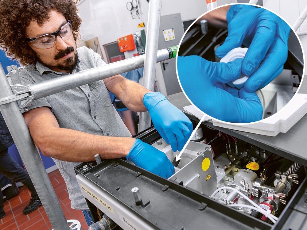 PostDoc Matthias Harder wechselt Filter an einem Messgerät PostDoc Matthias Harder wechselt Filter an einem Messgerät