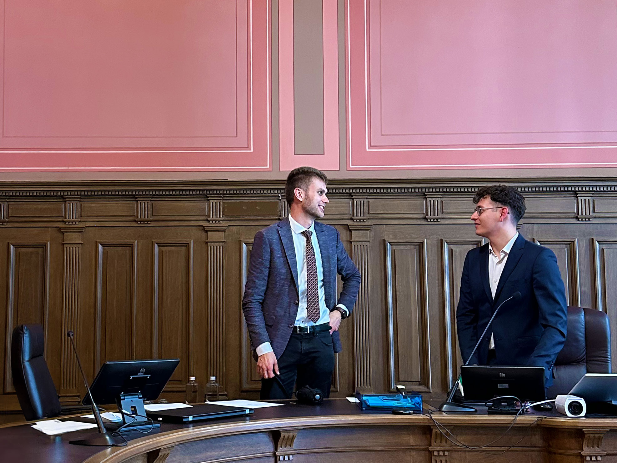 Robin Stoffel, zweiter Richter/Statthalter (links) und Alessandro Samà, Gerichtspräsident (rechts) diskutieren ihre Meinungsverschiedenheiten nach der Verhandlung. (Bild: Céline Emch) Robin Stoffel, zweiter Richter/Statthalter (links) und Alessandro Samà, Gerichtspräsident (rechts) diskutieren ihre Meinungsverschiedenheiten nach der Verhandlung. (Bild: Céline Emch)