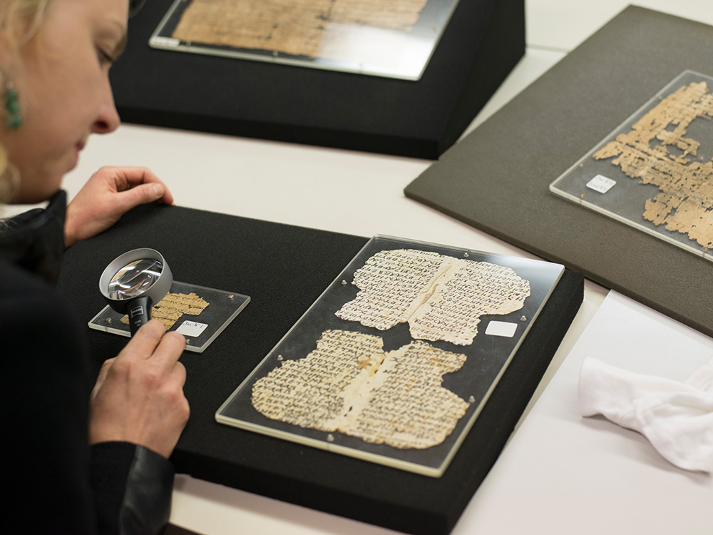 Sabine Huebner erforscht Papyri aus dem Alten Ägypten und dem antiken Mittelmeerraum in griechisch-römischer Zeit (Bild: © Universität Basel) . Sabine Huebner erforscht Papyri aus dem Alten Ägypten und dem antiken Mittelmeerraum in griechisch-römischer Zeit (Bild: © Universität Basel) .