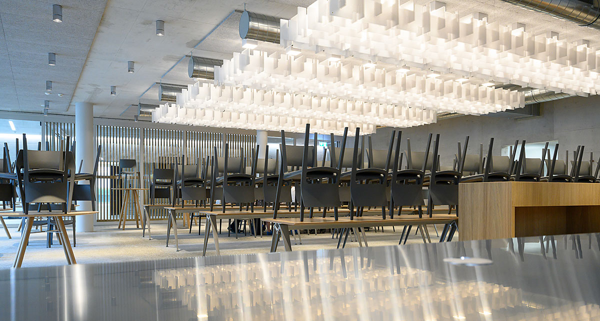 Die Cafeteria bietet neben 140 Sitzplätzen im Innenbereich auch Möglichkeiten fürs Self-Catering. (Bild: Universität Basel/UZB, Photo Basilisk)