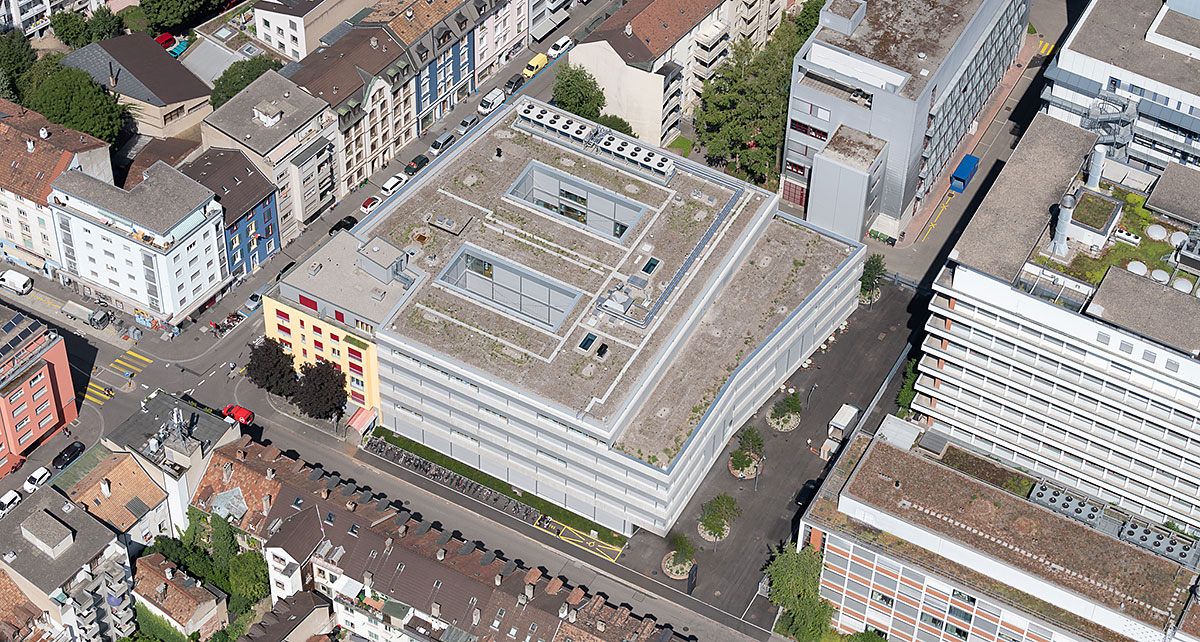 Der Campus Rosental aus der Luft: In den beiden Gebäuden am rechten Bildrand werden die Forschungseinrichtungen für die Umweltwissenschaften untergebracht sein. (Bild: Universität Basel/UZB, Photo Basilisk)