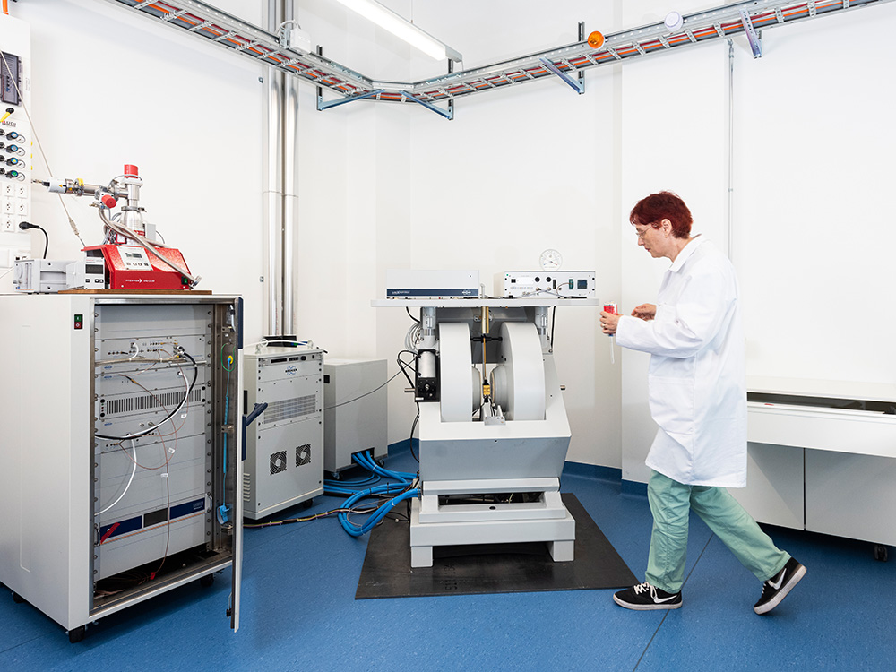 Cornelia Palivan untersucht Proben mit einem Elektronenspinresonanz (ESR) Spektrometer (Bild © Christian Flierl, Universität Basel). Cornelia Palivan untersucht Proben mit einem Elektronenspinresonanz (ESR) Spektrometer (Bild © Christian Flierl, Universität Basel).
