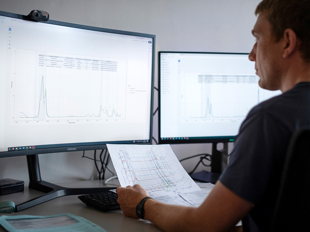 Sebastian Rieder compares spectra on the screen Sebastian Rieder compares spectra on the screen