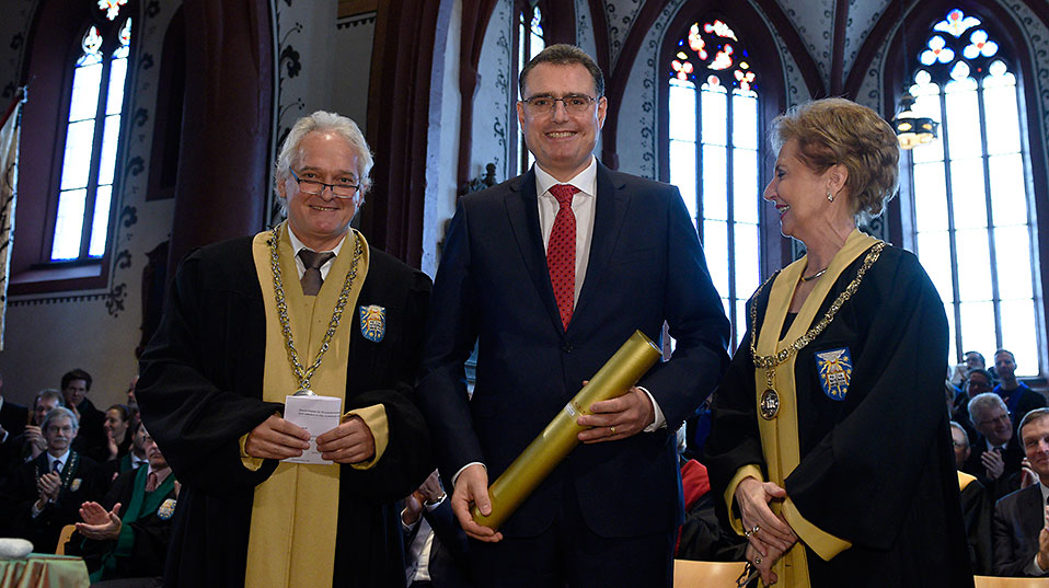 Prof. Dr. Thomas J. Jordan is awarded the honorary doctorate from the Faculty of Business and Economics by Dean Prof. Aleksander Berentsen. (Image: University of Basel, Christian Flierl)