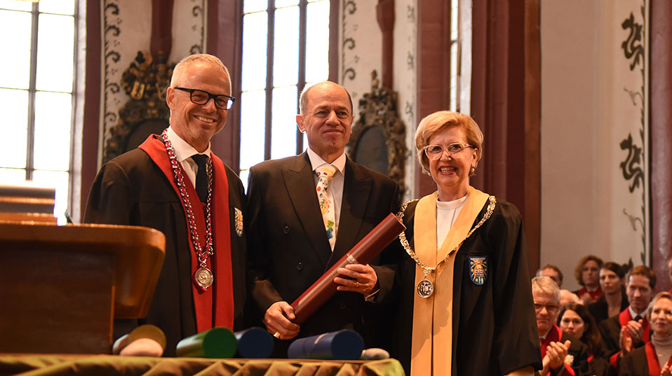 Pioneer in oncology care: Hans-Rudolf Stoll receives an honorary doctorate from the Faculty of Medicine. (Image: University of Basel, Peter Schnetz)