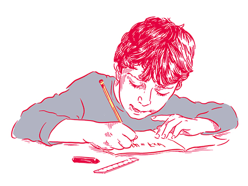 Junge schreibt mit Stift in Schulheft