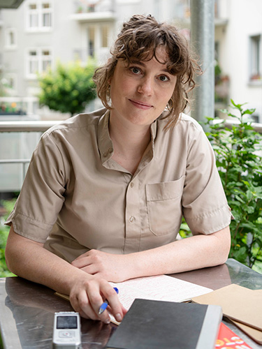 Julia Wartmann sitzt auf dem Balkon ihrer Wohnung in Zürich. 