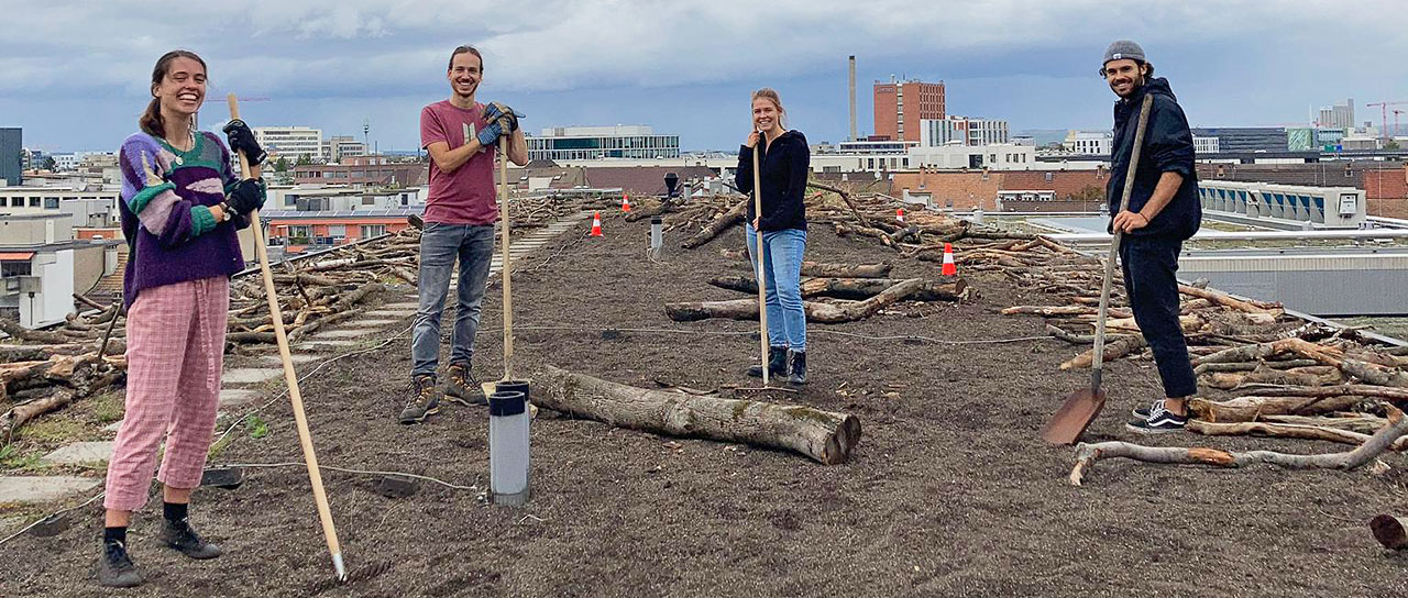 Studierende mit Schaufeln