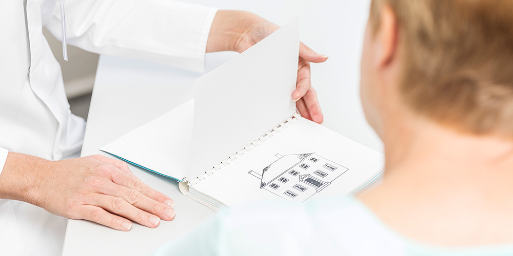 Testsituation an der Memory Clinic mit einer Zeichnung eines Hauses Testsituation an der Memory Clinic mit einer Zeichnung eines Hauses