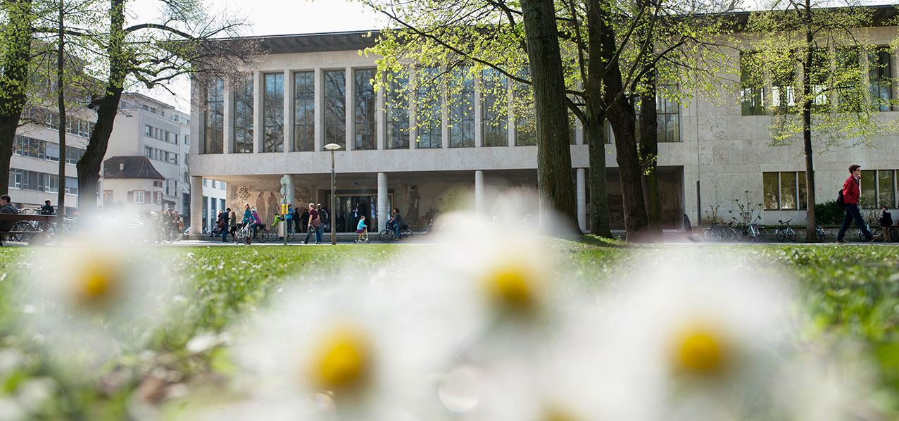 Kollegienhaus der Universität Basel im Sommer