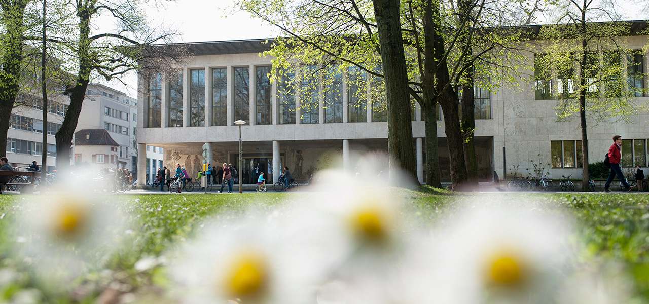 Kollegienhaus der Universität Basel im Sommer