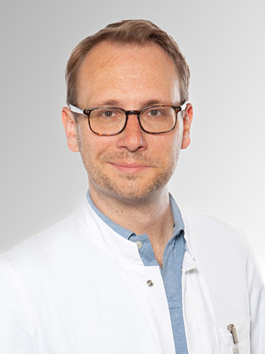 Porträt eines Mannes mit Brille in weißem Arztkittel vor grauem Hintergrund. Porträt eines Mannes mit Brille in weißem Arztkittel vor grauem Hintergrund.