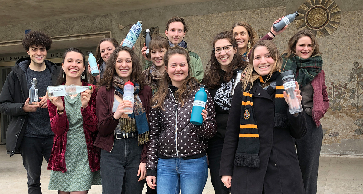 The organising team of Sustainability Week 2020 poses in front of the Kollegienhaus with their refillable drinking bottles.