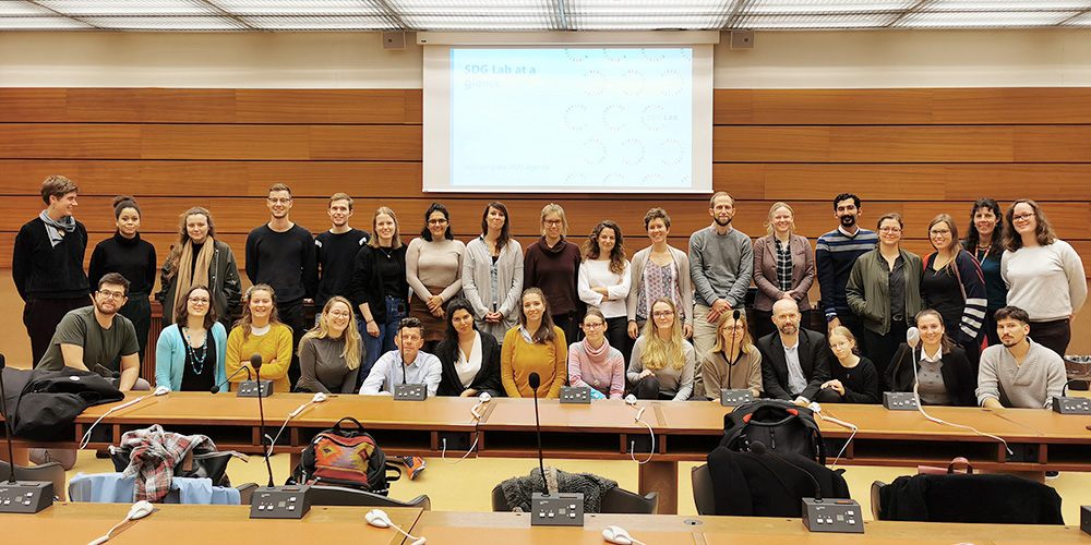 Gruppenbild von Studierenden in einem Seminarraum der UN in Genf
