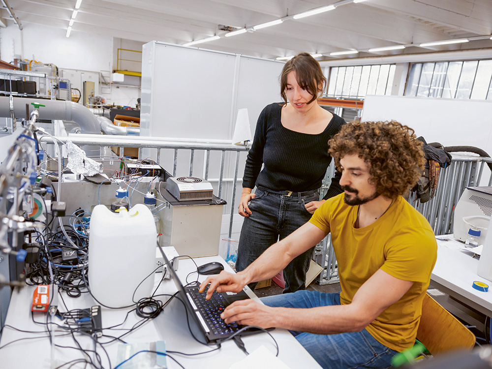 Matthias Harder und Elisa Chamot besprechen die Messdaten des OOPAAI am Computer Matthias Harder und Elisa Chamot besprechen die Messdaten des OOPAAI am Computer