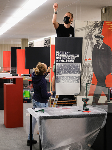 Studierende Aline und Basil hängen einen Banner auf. (Foto: Universität Basel) Studierende Aline und Basil hängen einen Banner auf. (Foto: Universität Basel)