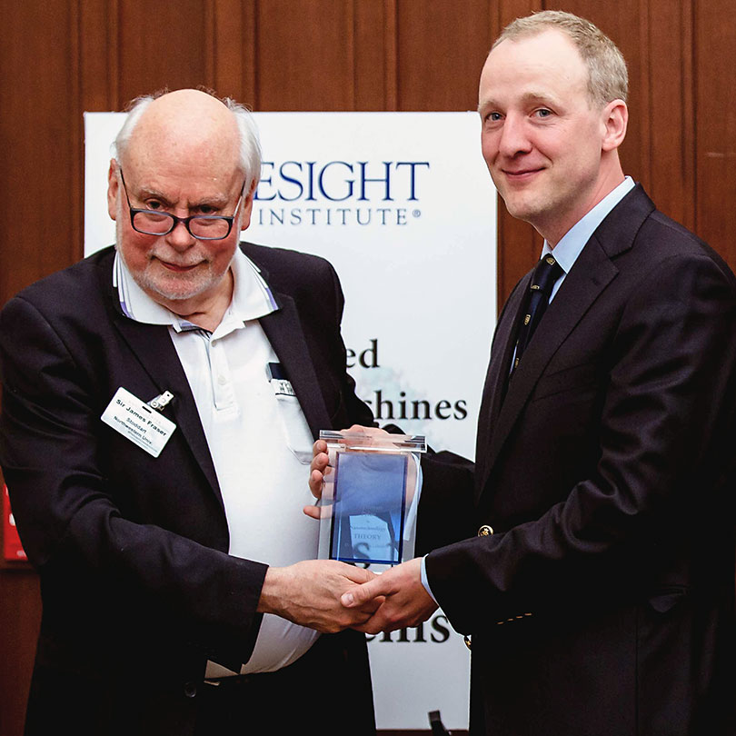 Der Feynman-Preis für Theorie wurde Anatole von Lilienfeld (rechts) am 5. Mai 2018 von Nobelpreisträger Sir James Fraser Stoddart in St. Louis, USA, übergeben. (Bild: Foresight Institute) Der Feynman-Preis für Theorie wurde Anatole von Lilienfeld (rechts) am 5. Mai 2018 von Nobelpreisträger Sir James Fraser Stoddart in St. Louis, USA, übergeben. (Bild: Foresight Institute)
