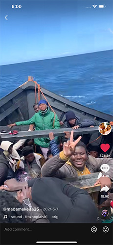 Migranten auf einem Boot. 