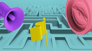 3D-Illustration eines hellblauen Labyrinths mit einer gelben Fahne in der Mitte, einem lila Megafon links und einem roten Kompass rechts.