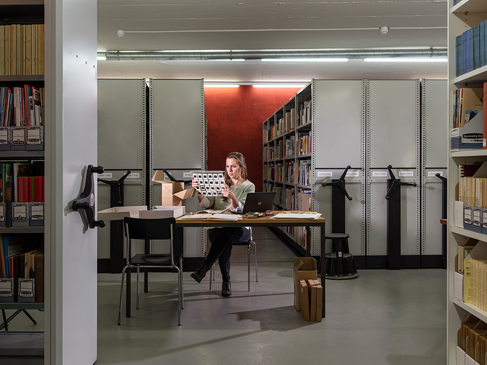 Julia Tischler finds it simply fantastic to be able to work with original sources directly on site, especially in teaching (Image: © Christian Flierl, University of Basel). Julia Tischler finds it simply fantastic to be able to work with original sources directly on site, especially in teaching (Image: © Christian Flierl, University of Basel).