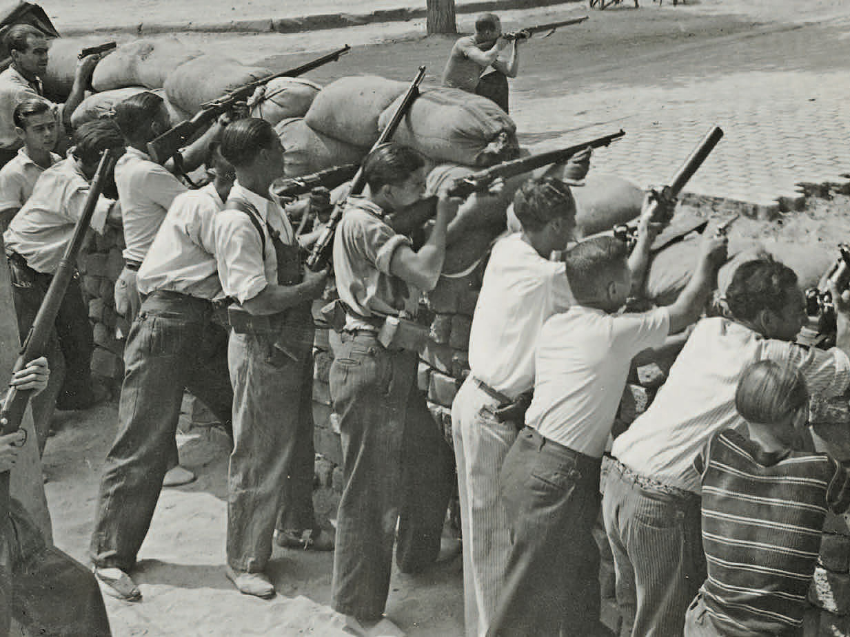 Juli 1936: Milizionäre verteidigen die Stadt Barcelona gegen die Akteure des Militärputschs.