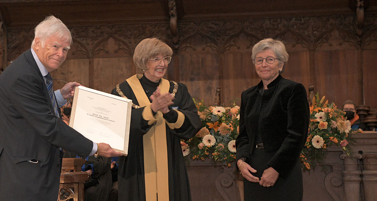 Dr. Roland Bühlmann, President of AlumniBasel, presents the Alumni Award 2021 to the physician Prof. Regine Landmann-Suter. (Photo: University of Basel, Christian Flierl) Dr. Roland Bühlmann, President of AlumniBasel, presents the Alumni Award 2021 to the physician Prof. Regine Landmann-Suter. (Photo: University of Basel, Christian Flierl)
