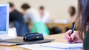 Studentin macht sich per Hand Notizen.
