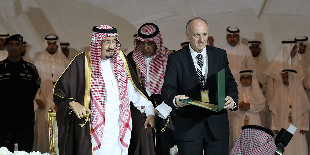 König Salman bin Abdulaziz Al-Saud von Saudi-Arabien ehrt den Basler Physiker Prof. Dr. Daniel Loss mit dem König-Faisal-Preis für Wissenschaft. (PRNewsFoto/King Faisal International Prize)
