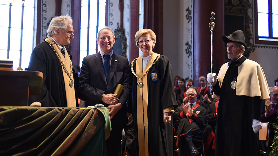 The American economist Prof. Stephen G. Cecchetti, professor at the Brandeis International Business School, is awarded the honorary doctorate from the Faculty of Business and Economics by Dean Prof. Aleksander Berentsen. (Image: University of Basel, Peter Schnetz)