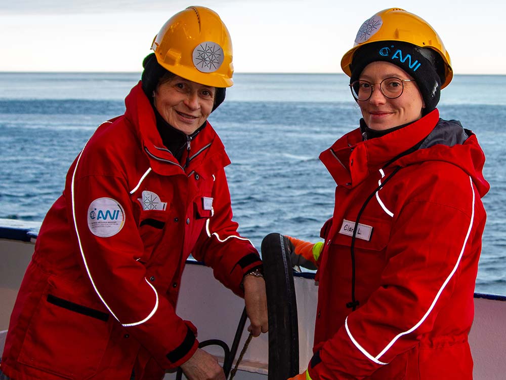 Prof. Dr. Patricia Holm (links) und Clara Leistenschneider auf dem Forschungsschiff Polarstern auf Expedition im Südpolarmeer. 