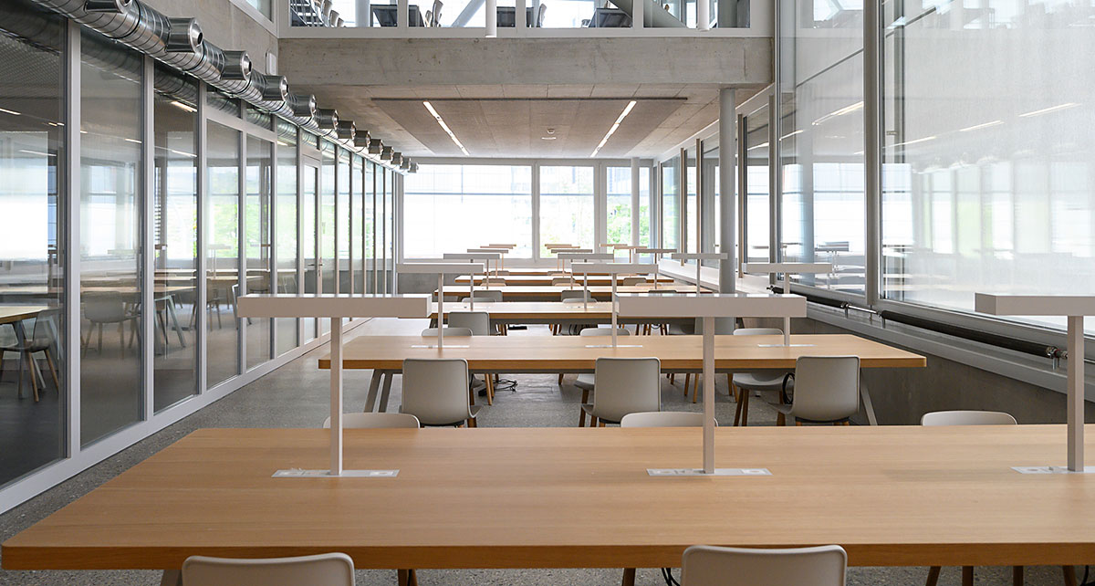 In der UB Rosental, hier der Lesesaal, stehen zahlreiche Arbeitsplätze zur Verfügung. (Bild: Universität Basel/UZB, Photo Basilisk)