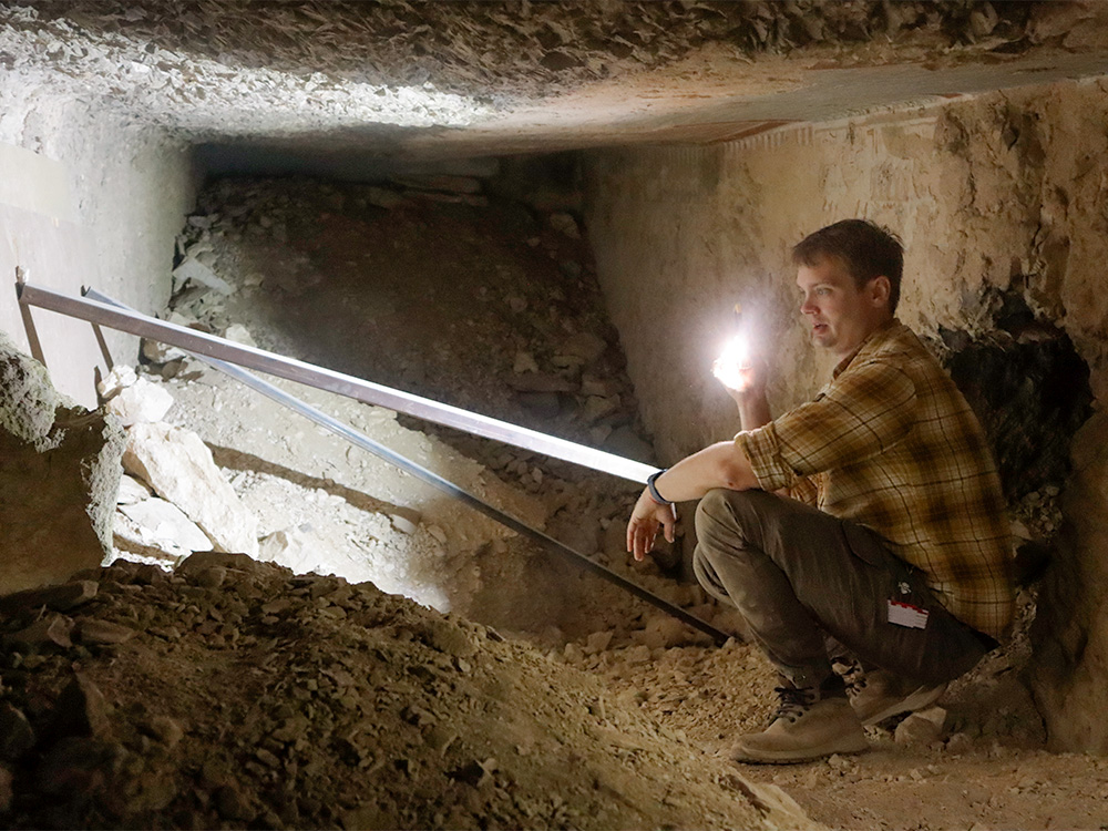 Archäologe Lukas Richner im Tunnel zwischen den Gräbern Archäologe Lukas Richner im Tunnel zwischen den Gräbern