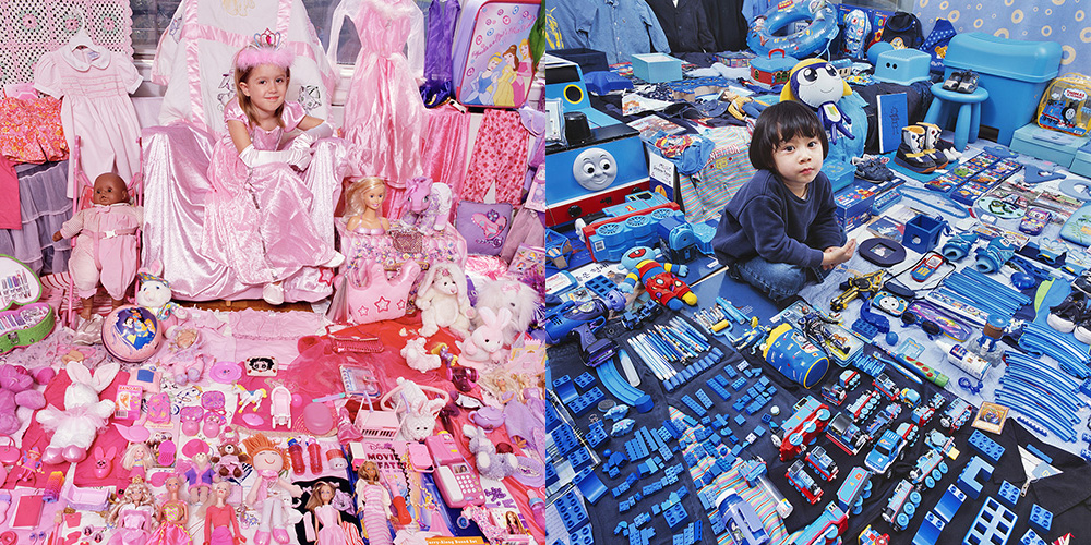 Einblicke in Kinderzimmer: Rosa für Mädchen, Blau für Jungen. 