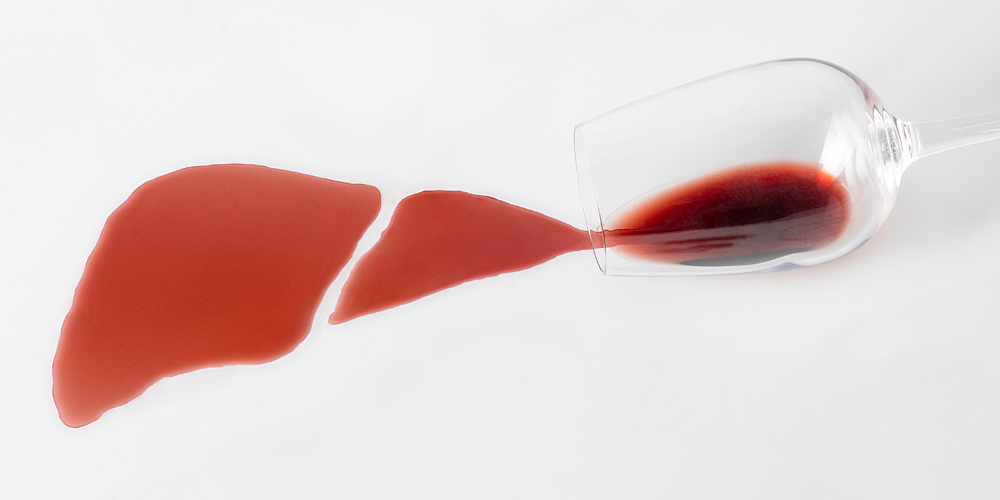 Umgekipptes Weinglas mit Rotweinfleck in Form einer Leber