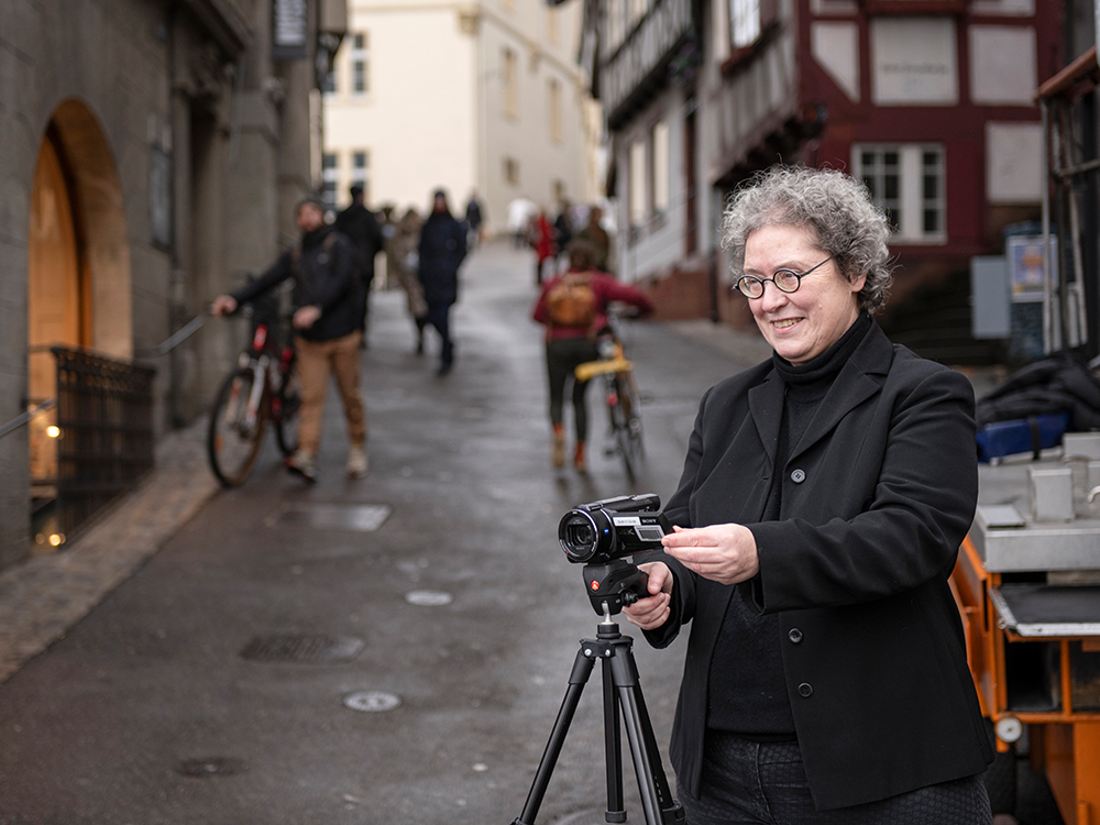 Lorenza Mondada verbindet mit dem interdisziplinären Ansatz ihrer Forschung die Linguistik mit Soziologie, Anthropologie und Kommunikationswissenschaften (Bild: © Christian Flierl, Universität Basel). Lorenza Mondada verbindet mit dem interdisziplinären Ansatz ihrer Forschung die Linguistik mit Soziologie, Anthropologie und Kommunikationswissenschaften (Bild: © Christian Flierl, Universität Basel).