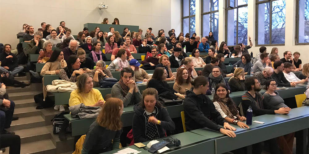 Teilnehmende in einem vollen Hörsaal bei einer Veranstaltung während der Nachhaltigkeitswoche 2019