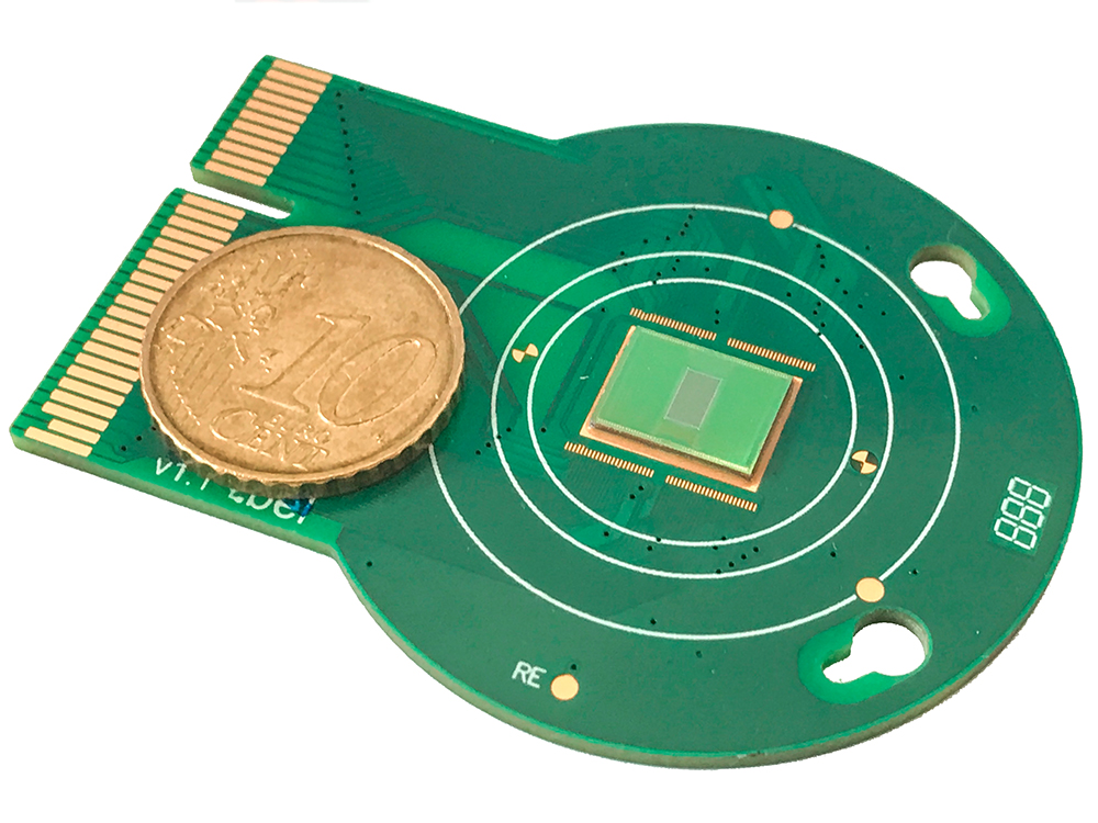 Microchip with 26,000 electrodes to measure the functionality of retinal cells. (Image: IOB/ETH Zürich, Department of Biosystems Science and Engineering) Microchip with 26,000 electrodes to measure the functionality of retinal cells. (Image: IOB/ETH Zürich, Department of Biosystems Science and Engineering)
