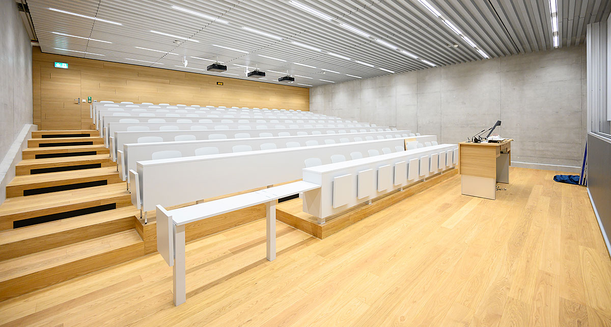 Der Hörsaal ist mit modernster Medientechnik ausgestattet und verfügt über mehrere Rollstuhlplätze. (Bild: Universität Basel/UZB, Photo Basilisk)