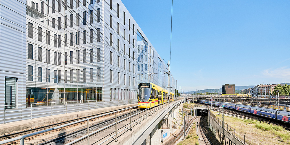 Öffentlicher Verkehr nahe der Universität Basel, Juristische Fakultät WWZ 