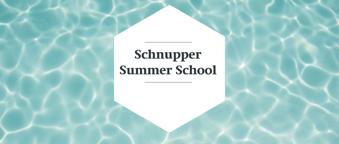 Sonnenreflexionen im Wasser eines Schwimmbads
