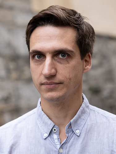 Mann mit dunklen Haaren in einem blaugrauen Hemd. Mann mit dunklen Haaren in einem blaugrauen Hemd.