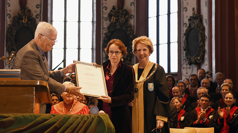 Mit dem erstmals verliehenen Alumni-Preis der Universität Basel wurde Dr. Eva Herzog, Regierungsrätin des Kantons Basel-Stadt und Vorsteherin des Finanzdepartements, ausgezeichnet. (Foto: Universität Basel, Peter Schnetz)