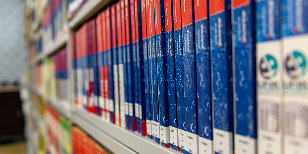 Seitenansicht auf den Bestand sämtlicher Telefonbücher im PTT-Archiv. Seitenansicht auf den Bestand sämtlicher Telefonbücher im PTT-Archiv.