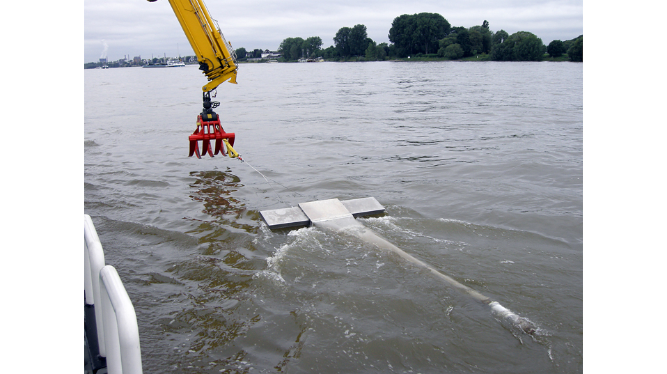 Das Fanggerät (Manta Trawl) im Rhein bei Köln-Porz, flussaufwärts der Stadt Köln. Das Gerät, das direkt auf der Oberfläche schwimmt, ist vorne mit einem Fliessgeschwindigkeitsmesser ausgestattet. (Foto: Universität Basel, Thomas Mani)