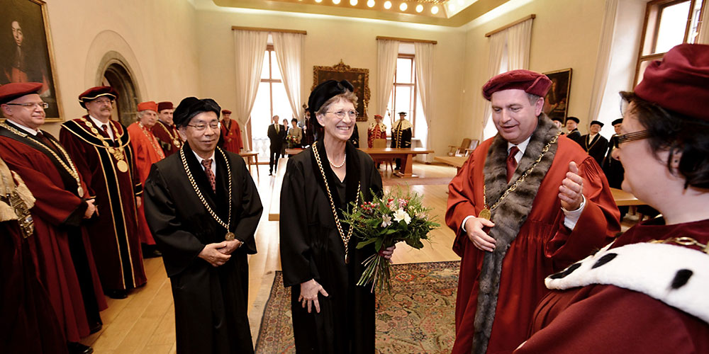 Susan Gasser erhält Ehrendoktor der Prager Karls-Universität
