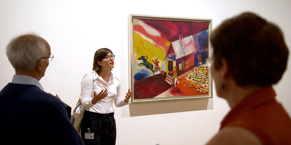 Olga Osadtschy vor Chagalls Frühwerk «La calèche volante»: Die Doktorandin ist Assistenzkuratorin der Ausstellung im Kunstmuseum Basel.